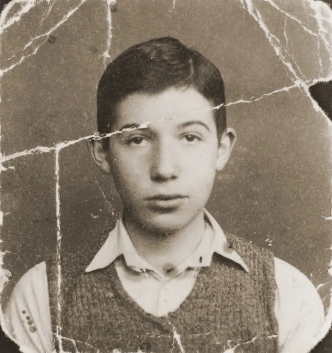 Antes - Rasgos e danos removidos